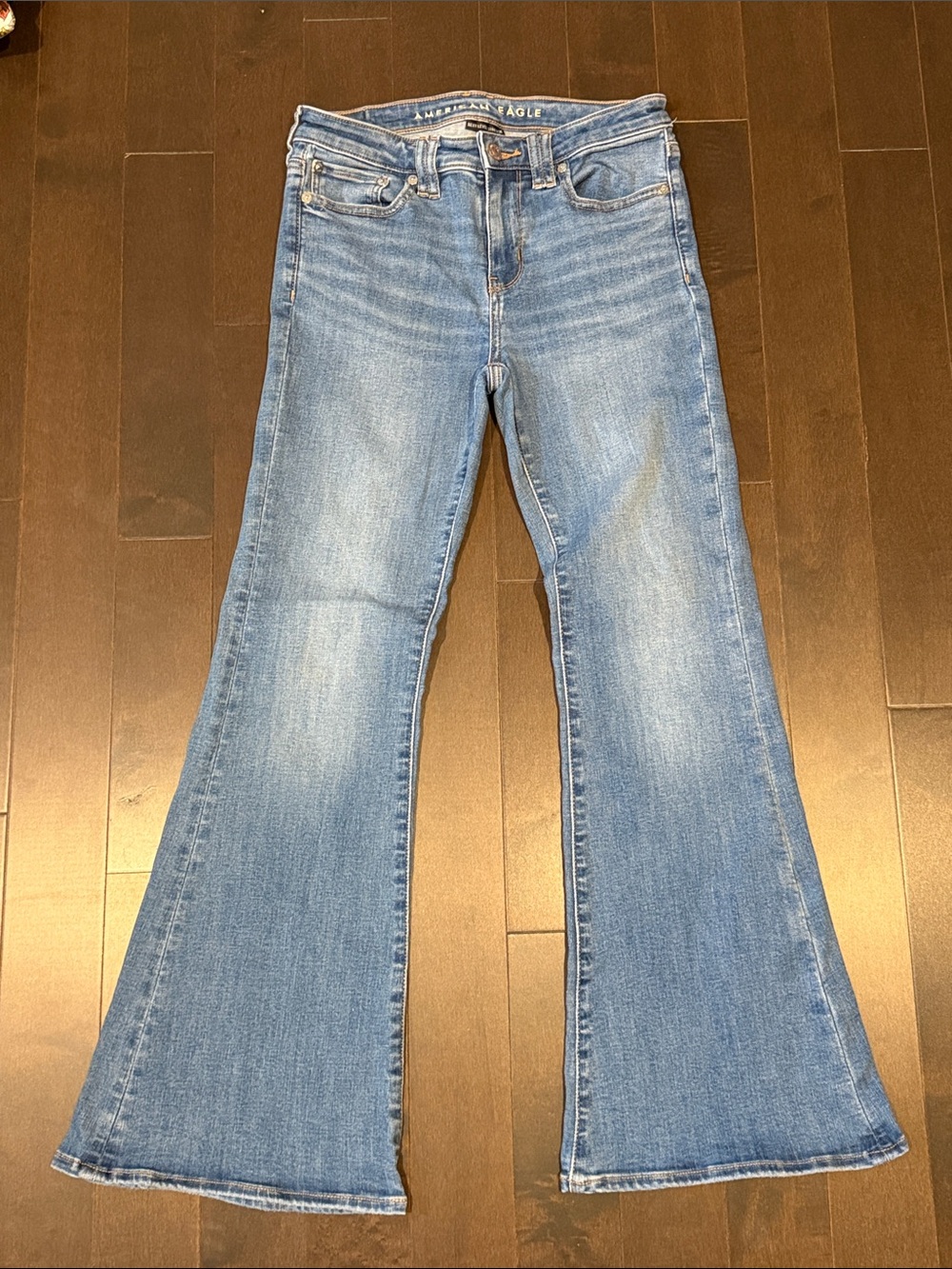 American Eagle Low Rise Flare Leg Jeans sz 4 short